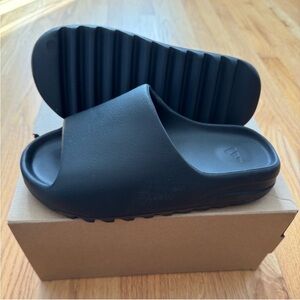 Yeezy Slides Onyx Size 9